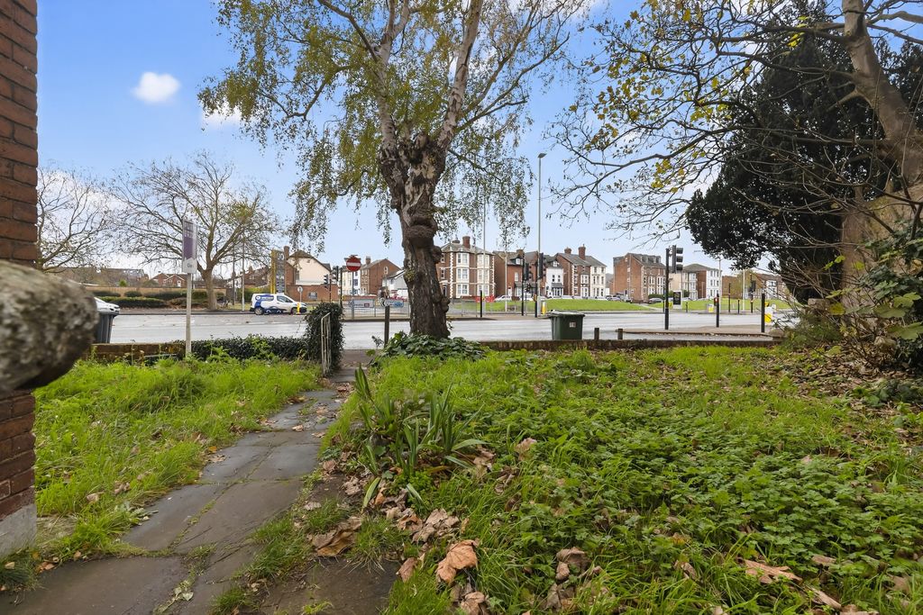 Property photo 2 of 20