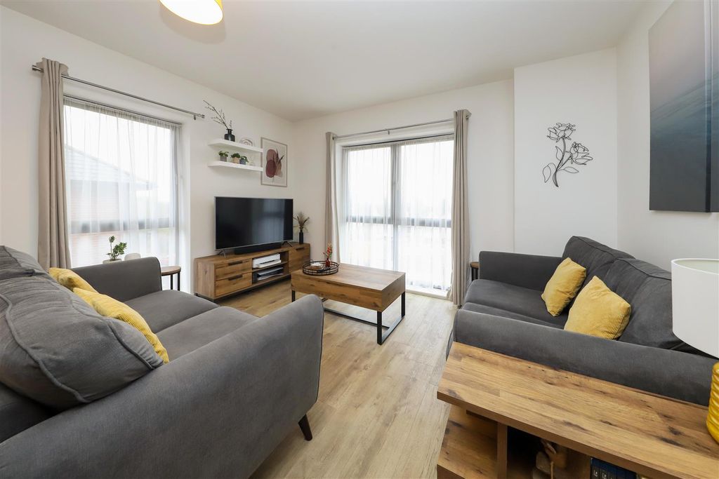 Property photo 3 of 11 Living Room