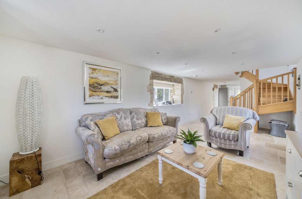 Property photo 2 of 25 1339632-13-689Dd4...