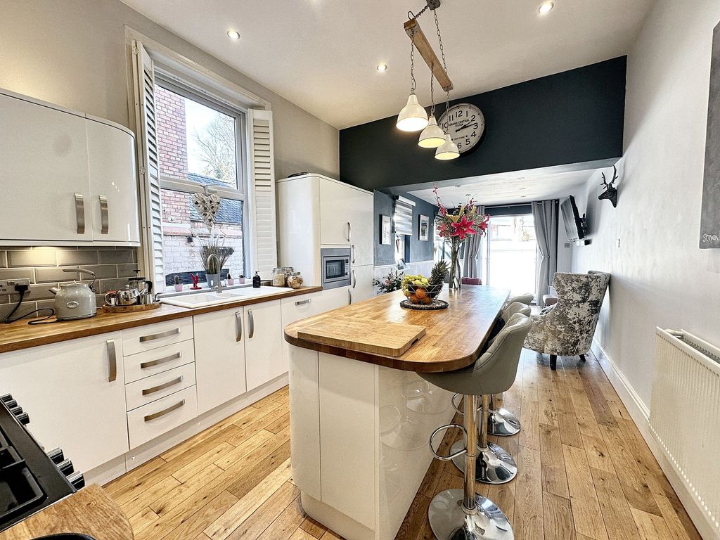 Property photo 3 of 28 Dining Kitchen