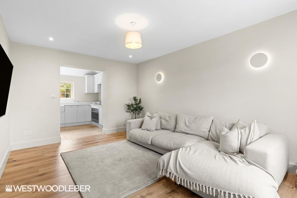 Property photo 2 of 39 Fanshawslane_25.Jpg