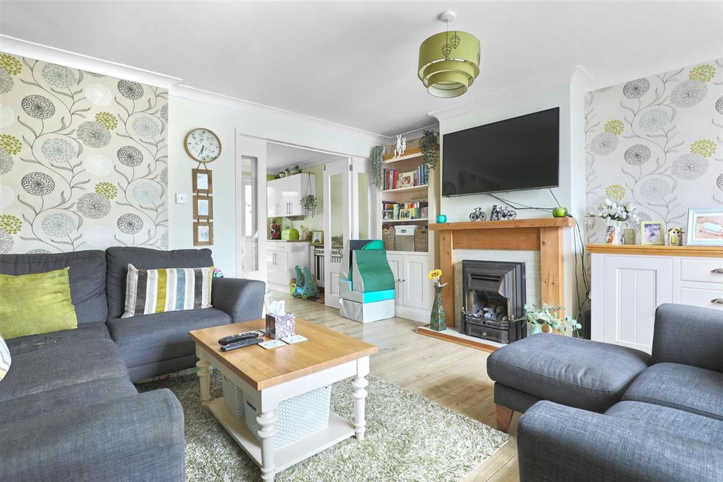 Property photo 3 of 17 Lounge 2.Jpg