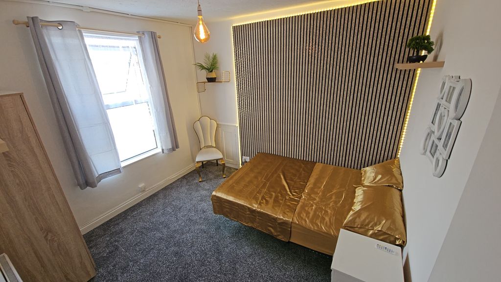 Property photo 2 of 11 Double Bed 1