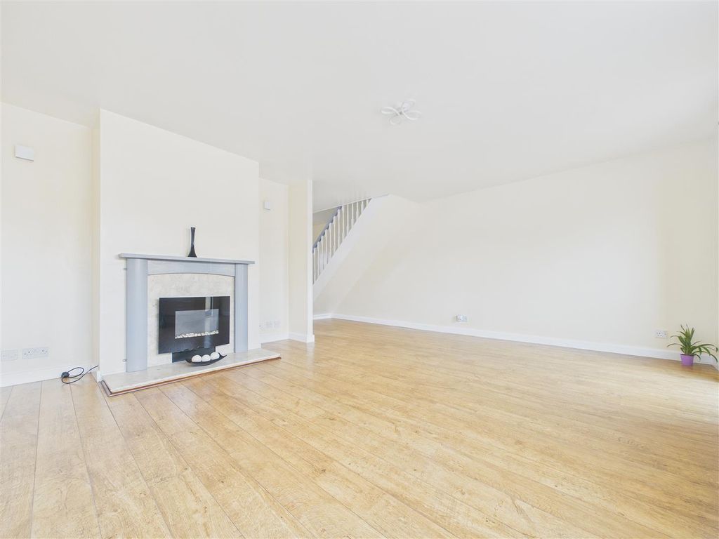 Property photo 3 of 14 Cam01407G0-Pr0142-Still012.Jpg