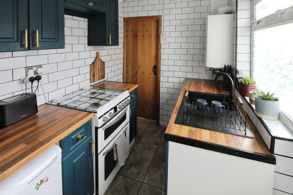 Property photo 2 of 21 Kitchen