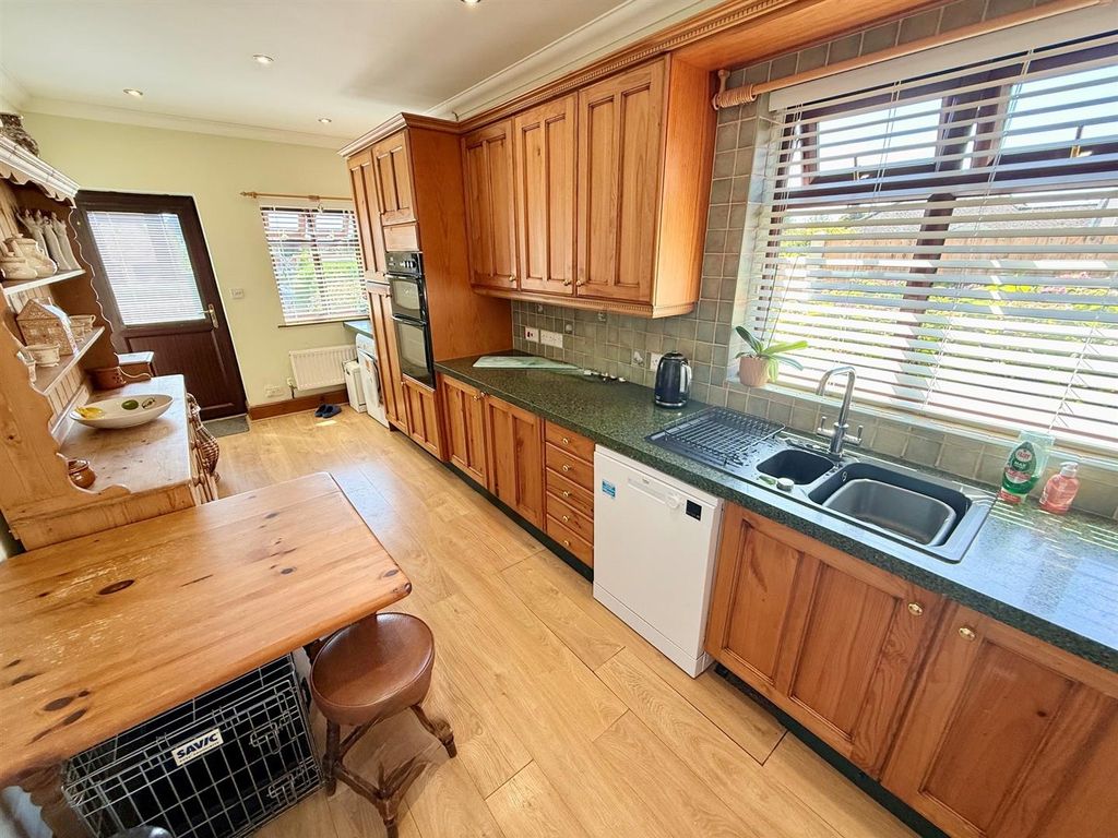 Property photo 3 of 25 Kitchen/Breakfast Room