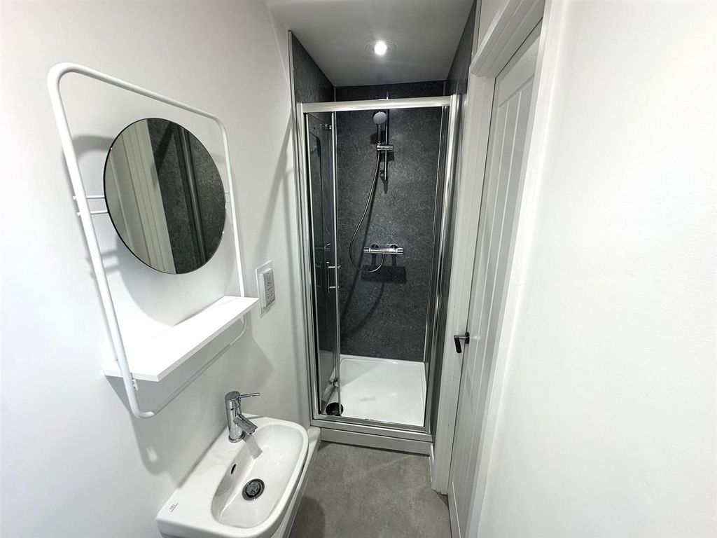 Property photo 3 of 12 Ensuite