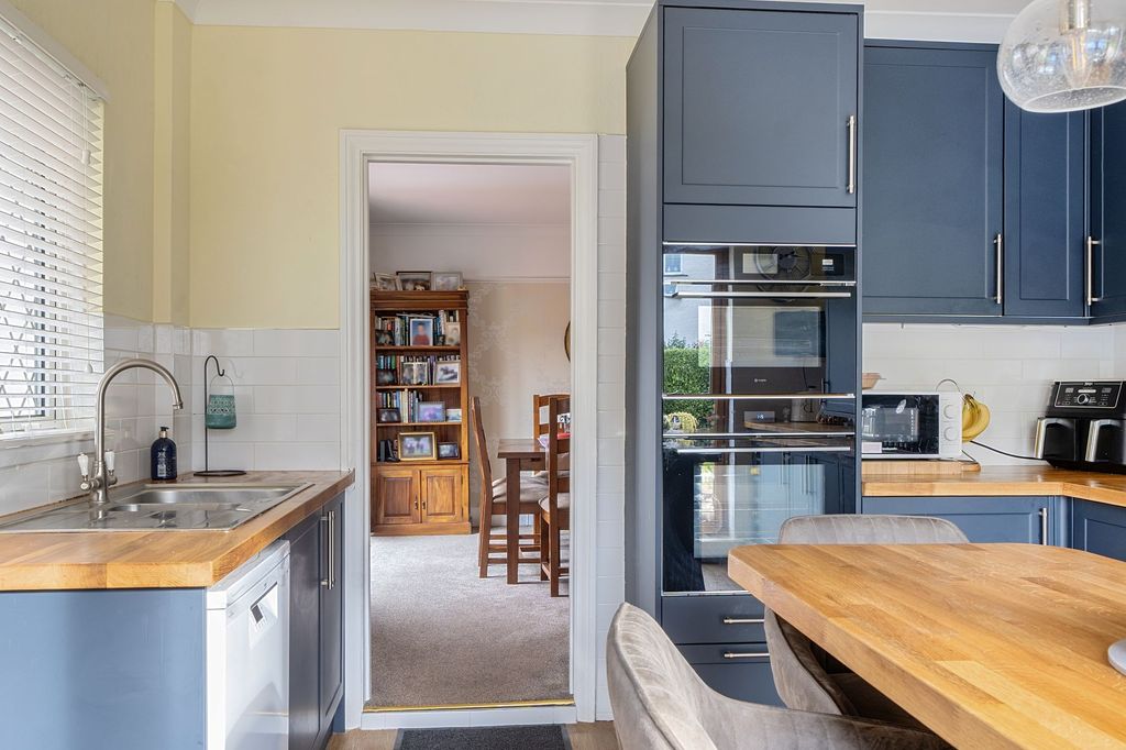 Property photo 3 of 17 Kitchen