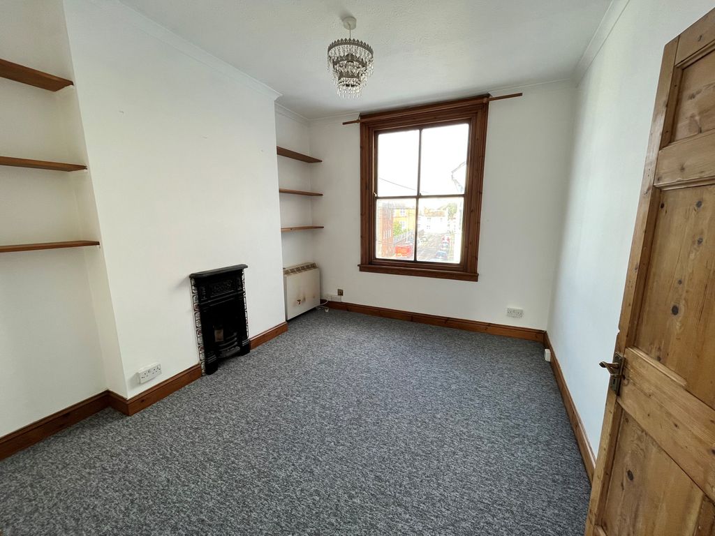 Property photo 2 of 8 Lounge