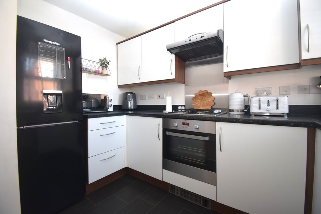 Property photo 2 of 11 Kitchen