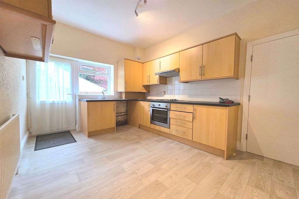 Property photo 3 of 7 Kitchen