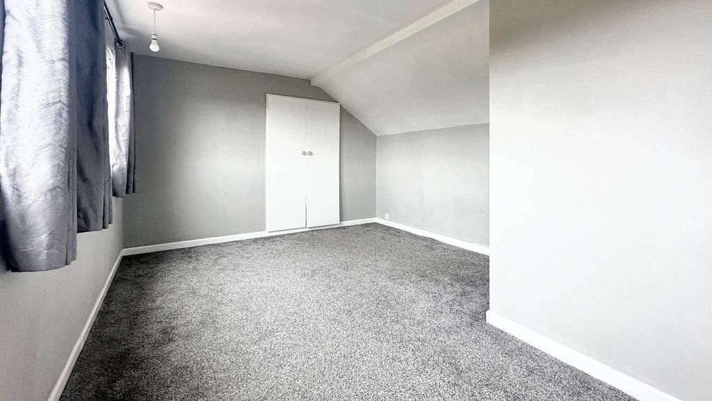 Property photo 3 of 14 Bright And Airy Bedroom With Modern Grey Carpet...