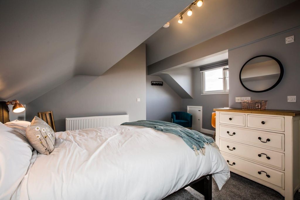 Property photo 1 of 15 Room 4