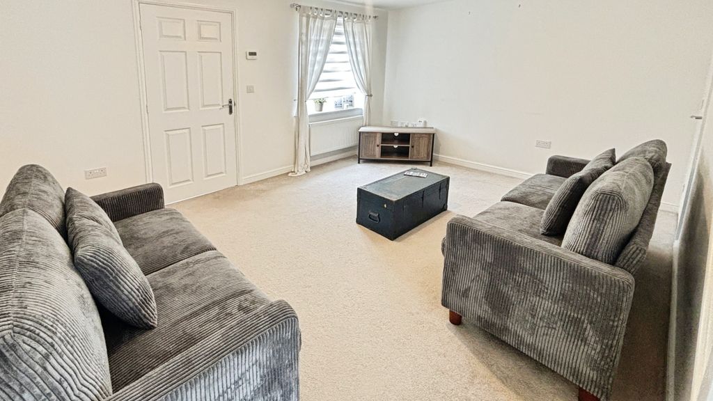 Property photo 3 of 11 Lounge