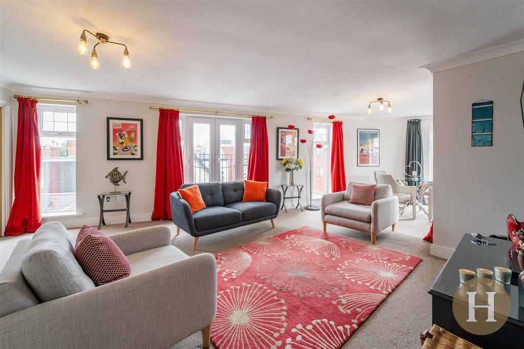 Property photo 3 of 29 Hadleigh Estate Agents-14.Jpg