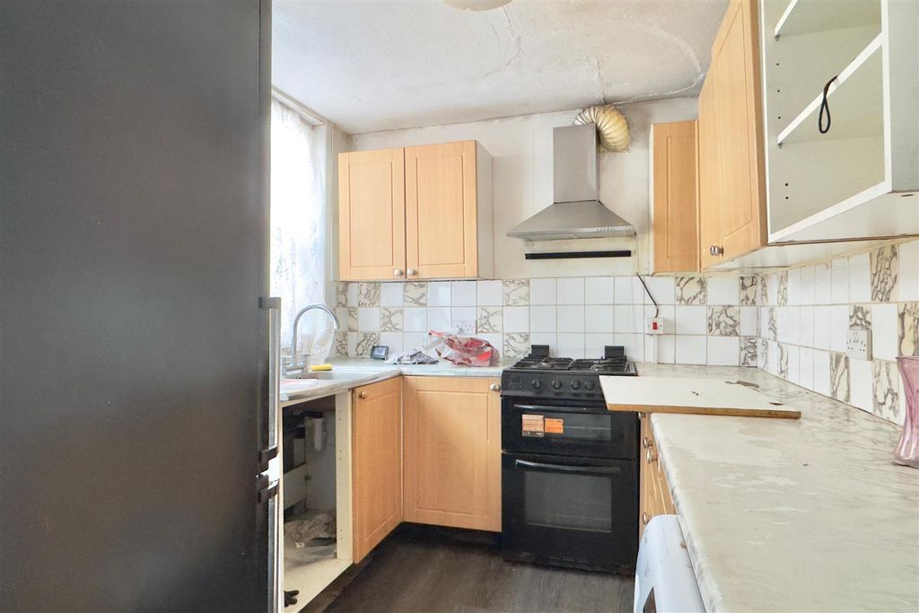 Property photo 3 of 8 Kitchen