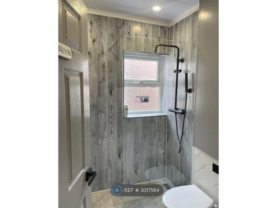 Property photo 3 of 7 Shared Bathroom