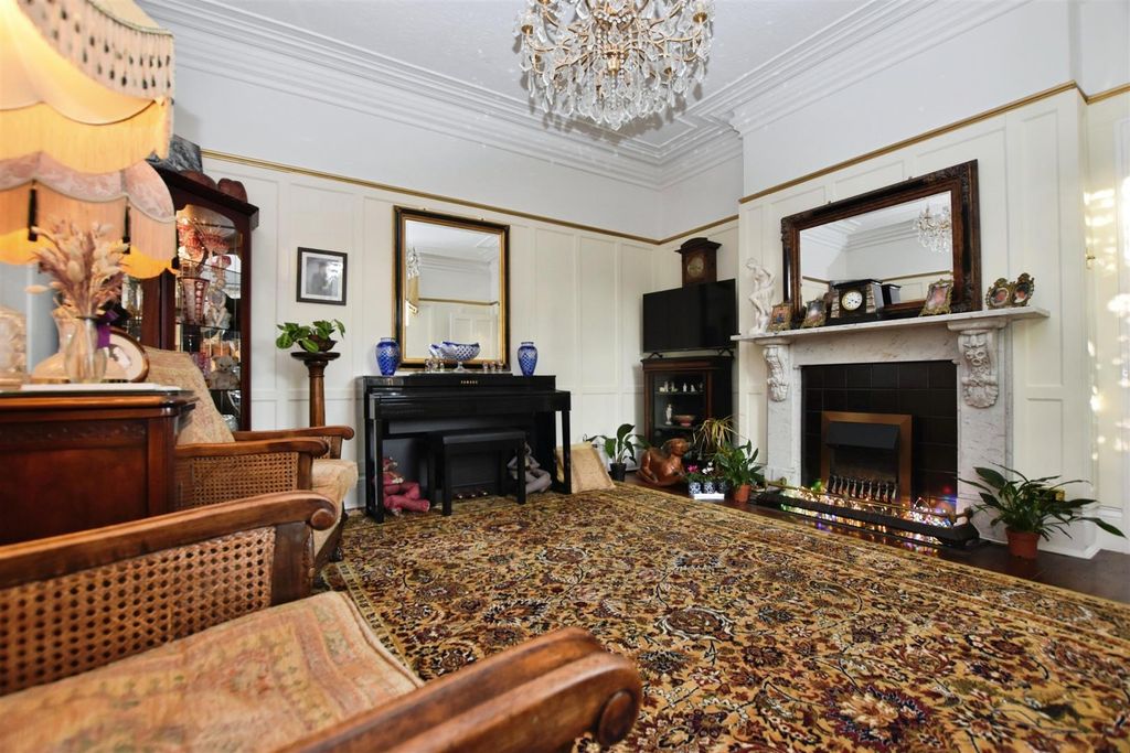 Property photo 3 of 19 Lounge