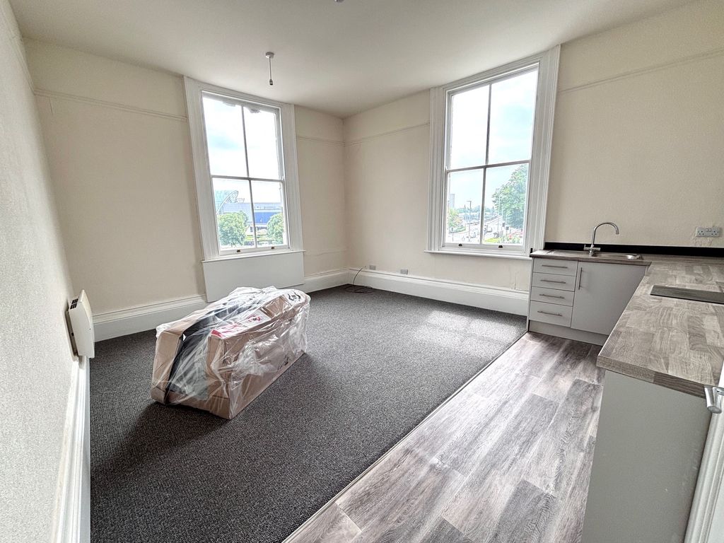 Property photo 1 of 6 Living Room