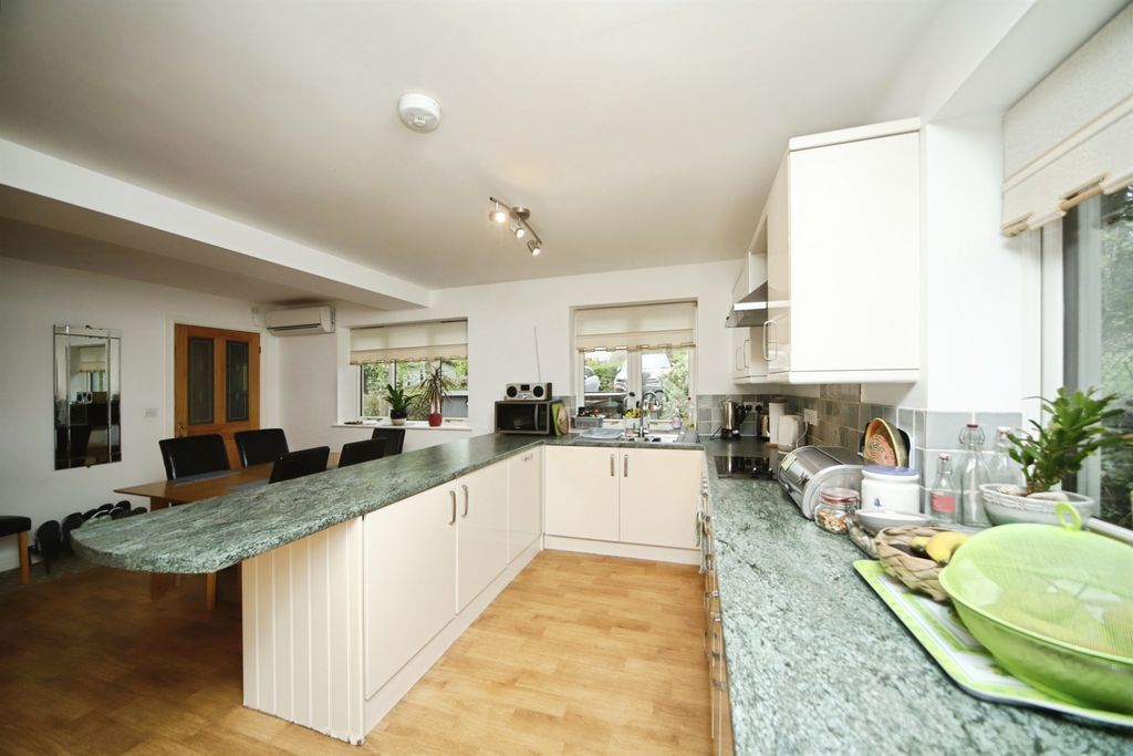 Property photo 2 of 28