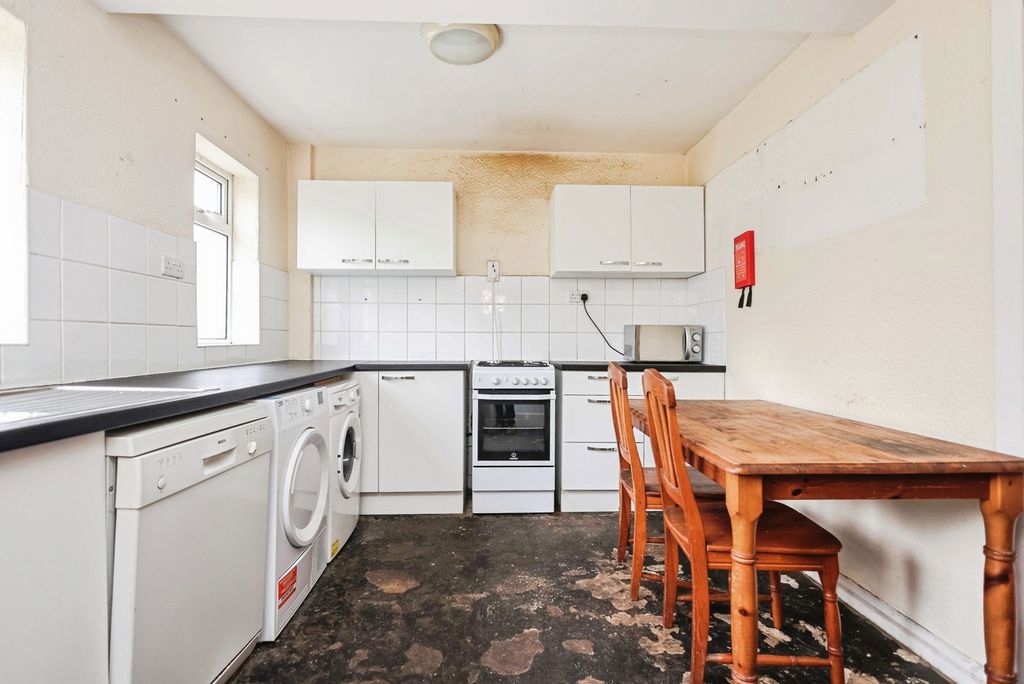 Property photo 3 of 17 Kitchen