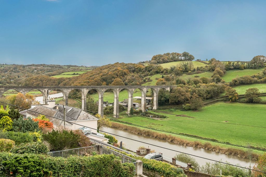 Property photo 2 of 27