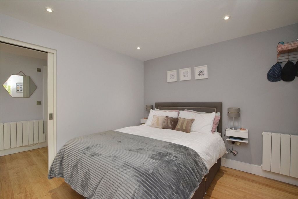 Property photo 2 of 14 Bedroom