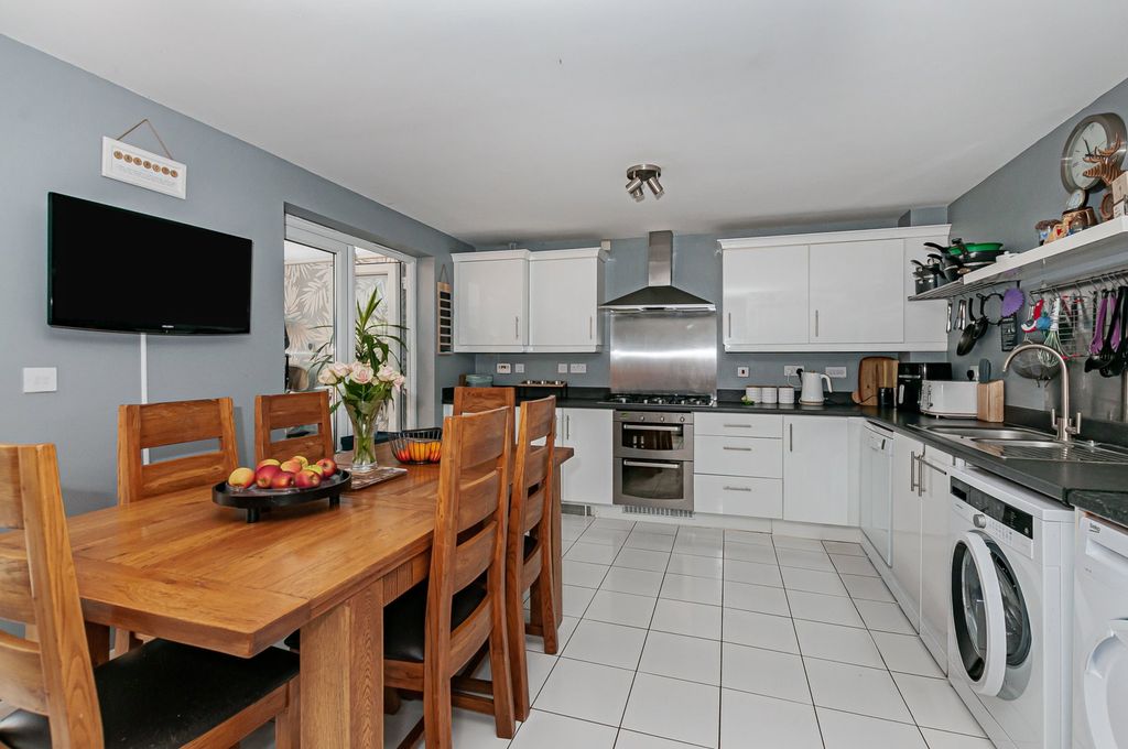 Property photo 3 of 23