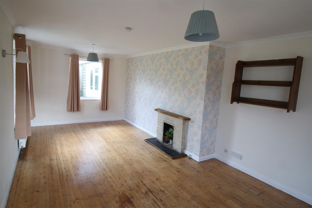 Property photo 3 of 17 Sitting Room