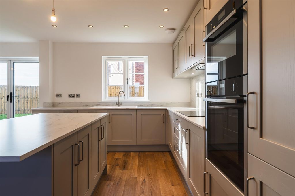 Property photo 3 of 32 Living Kitchen