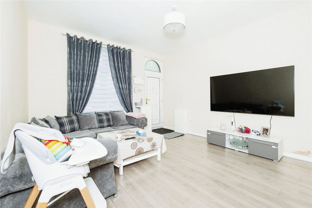 Property photo 3 of 13 Lounge