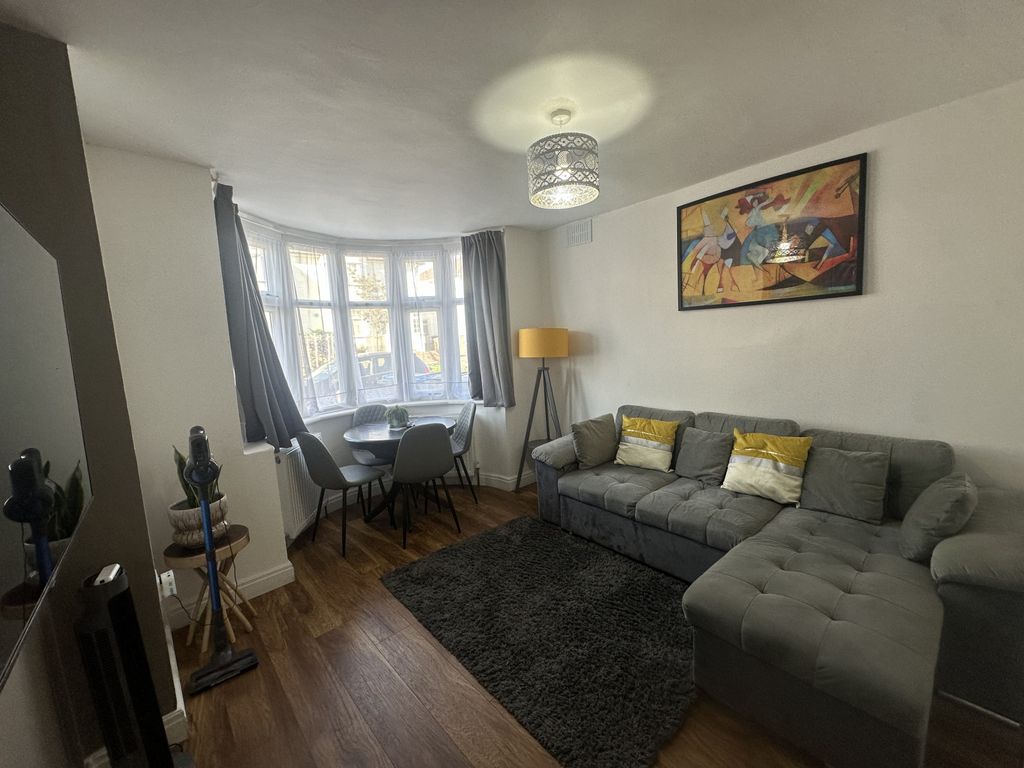 Property photo 1 of 5 Stylish 2-Bedroom Apartment With Private Garden