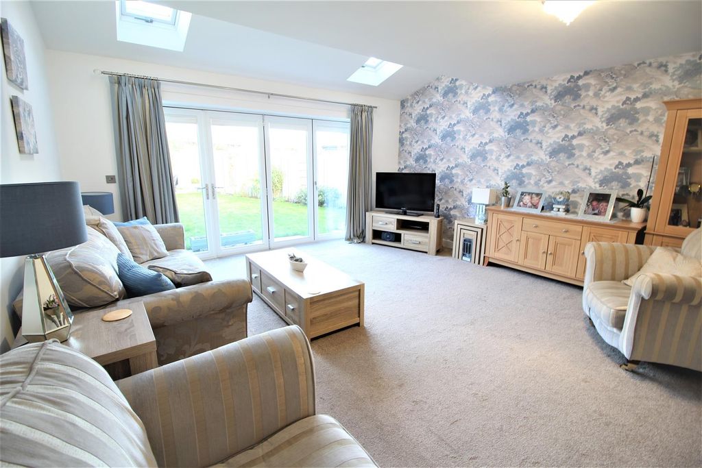 Property photo 3 of 21 Lounge