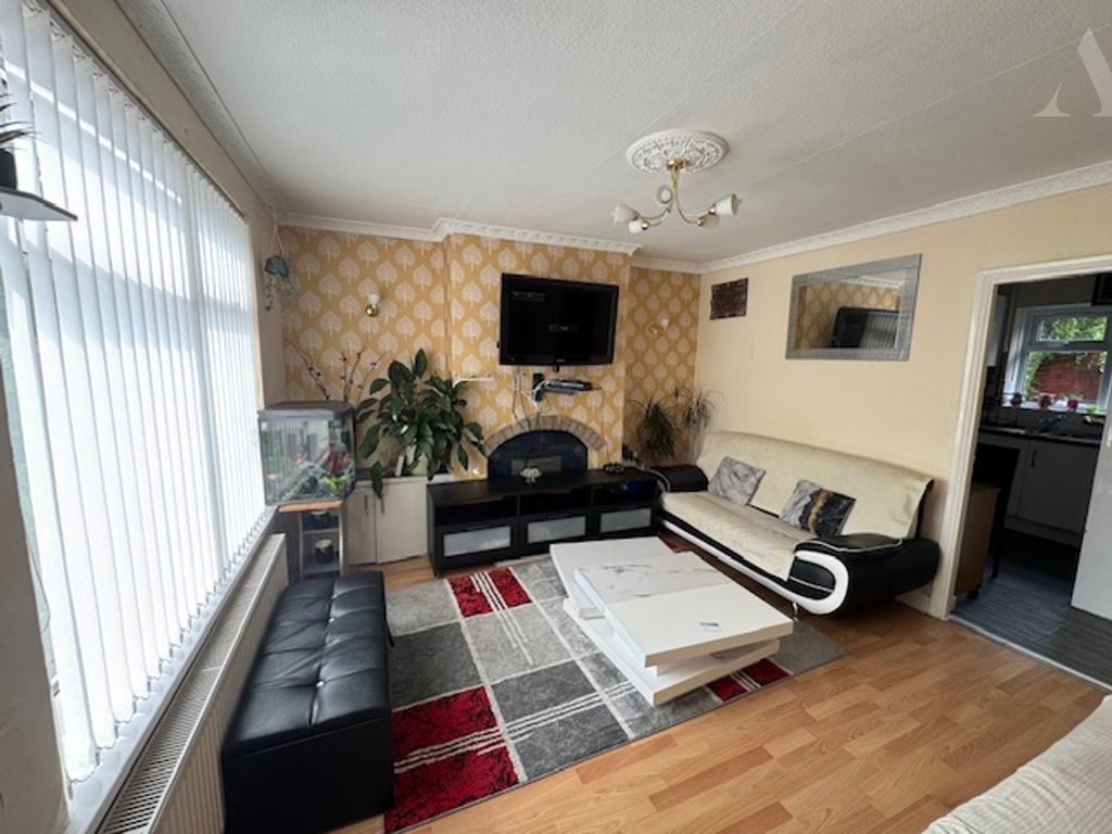 Property photo 2 of 9 85 Crossfield Road Lounge