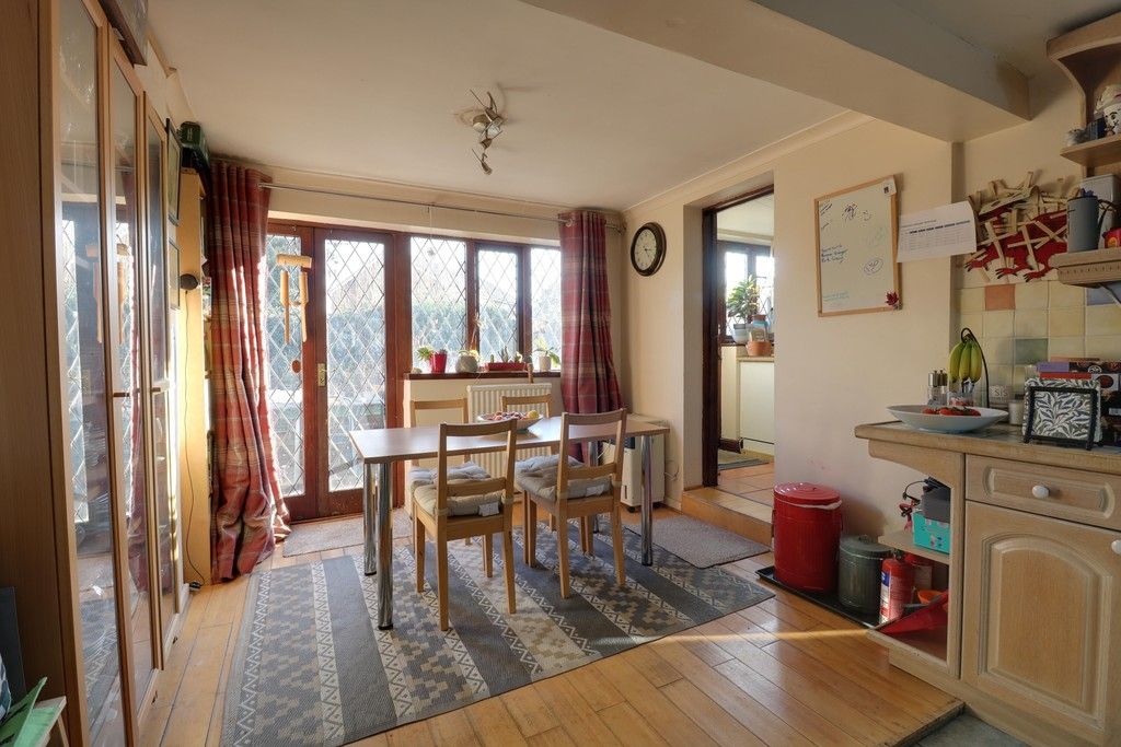 Property photo 3 of 17 Kitchen/Breakfast
