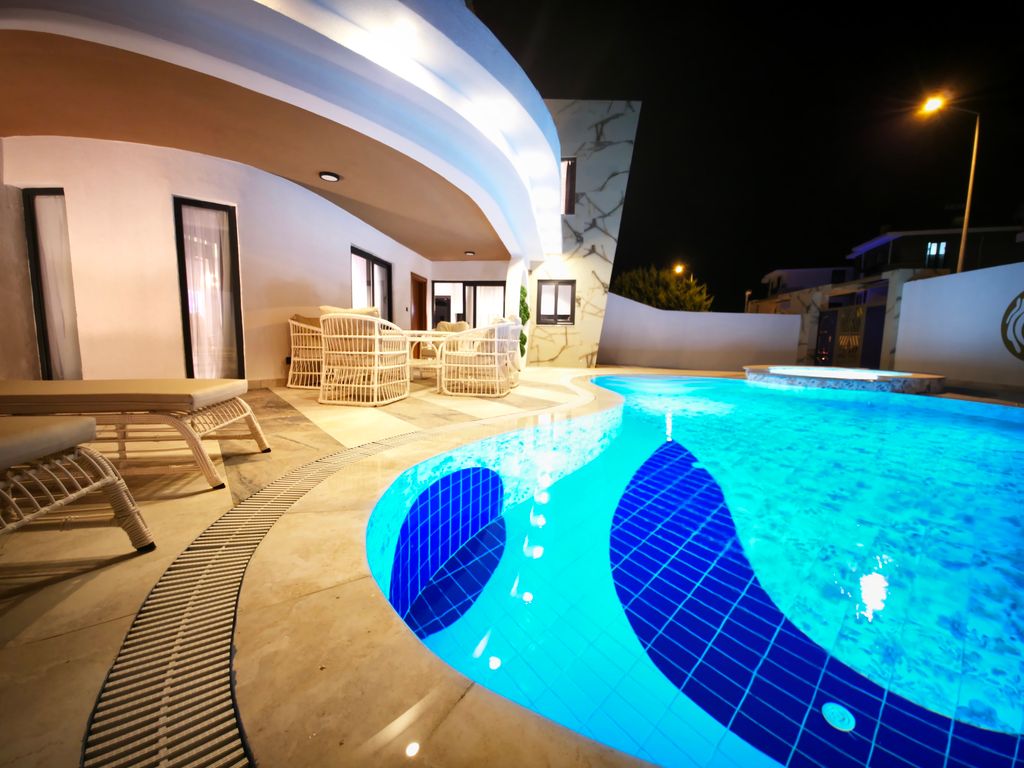 Property photo 3 of 16 Striking Villa With A Private Pool For Sale In Belek, Antalya - Stunning Private Pool And Sun Terraces
