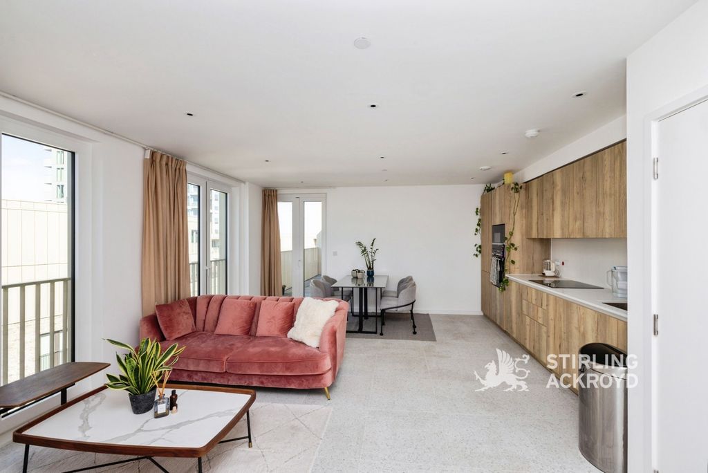 Property photo 3 of 17 Kitchen/Reception