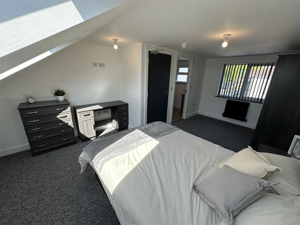 Property photo 3 of 9 Room 6