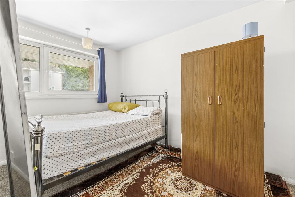 Property photo 3 of 13 Cedar Court, Totteridge Rd-3.Jpg