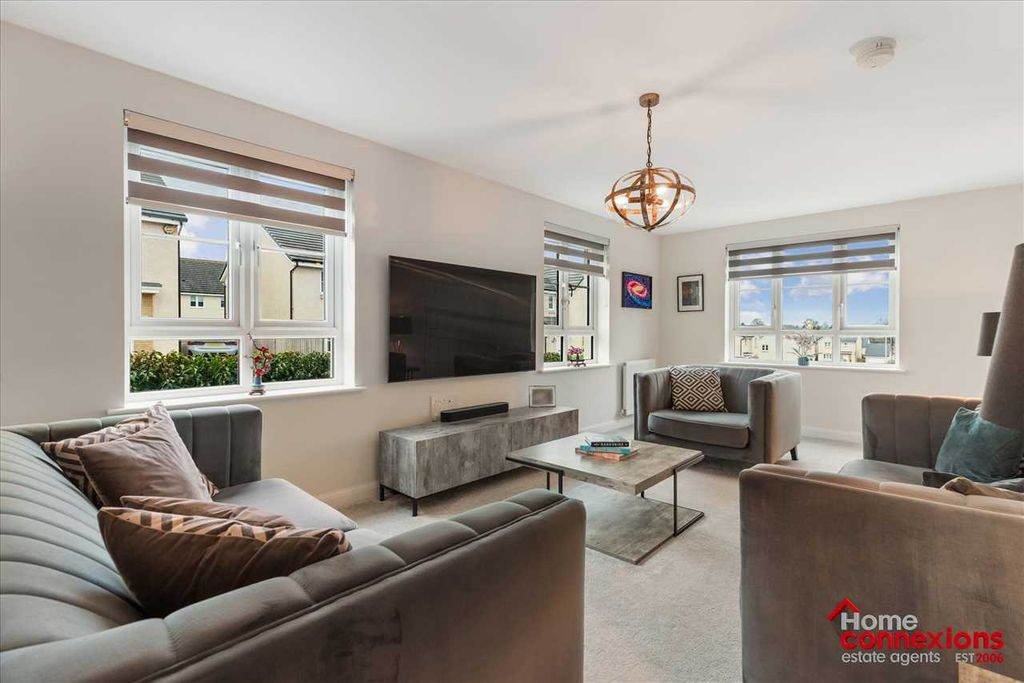 Property photo 3 of 33 Lounge (2)