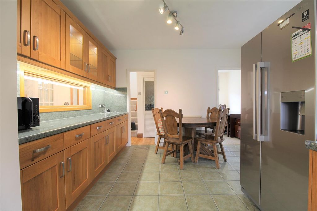 Property photo 3 of 29 10 Kitchen.Jpg