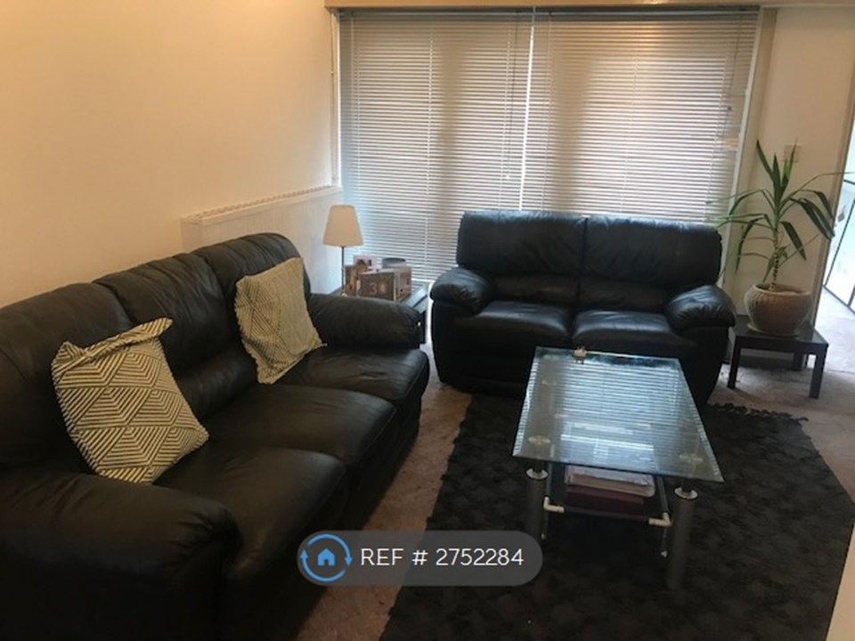 Property photo 1 of 11 Living Room
