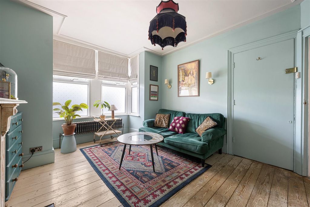 Property photo 3 of 26 Pretoria Road, E11