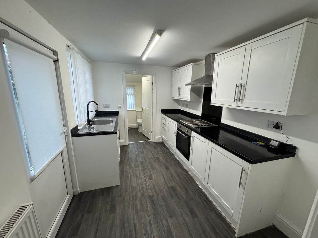 Property photo 3 of 18 Kitchen