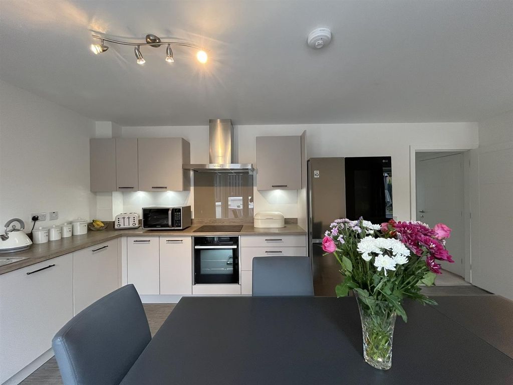 Property photo 3 of 30 Dining Kitchen