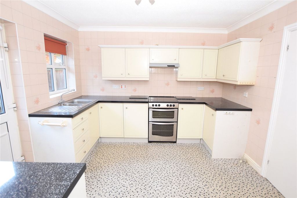 Property photo 3 of 10 Kitchen