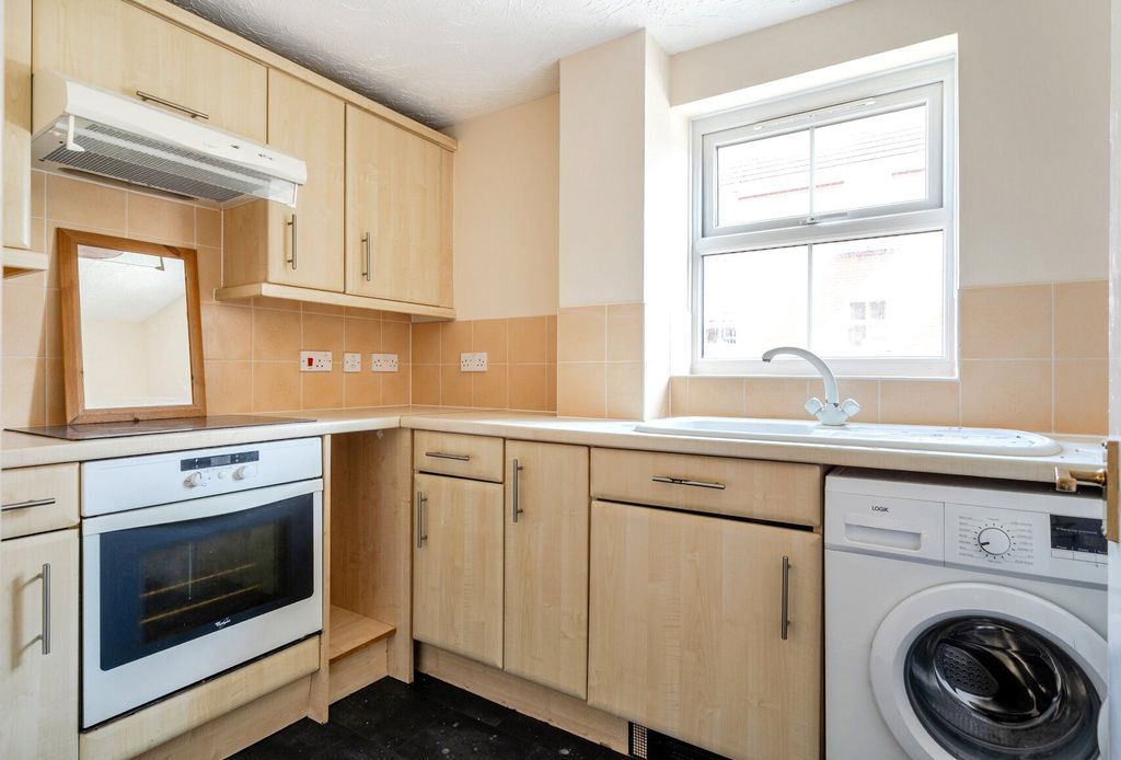 Property photo 3 of 7 1307322-16-684c3c...