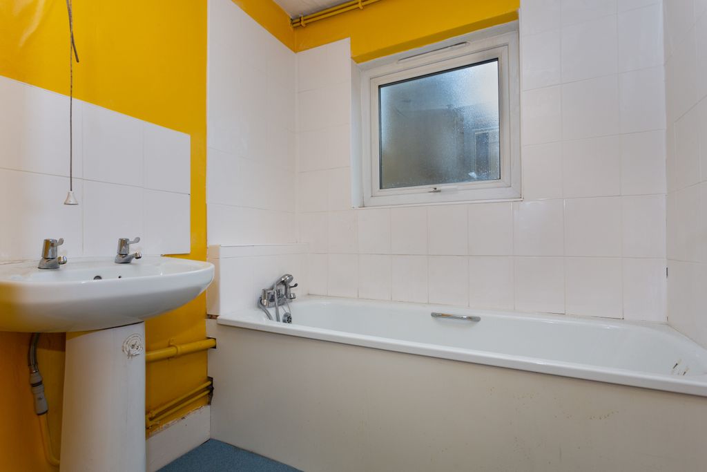 Property photo 3 of 9 68A &amp; 68B Henslowe Road, East Dulwich, London, Se22 0As