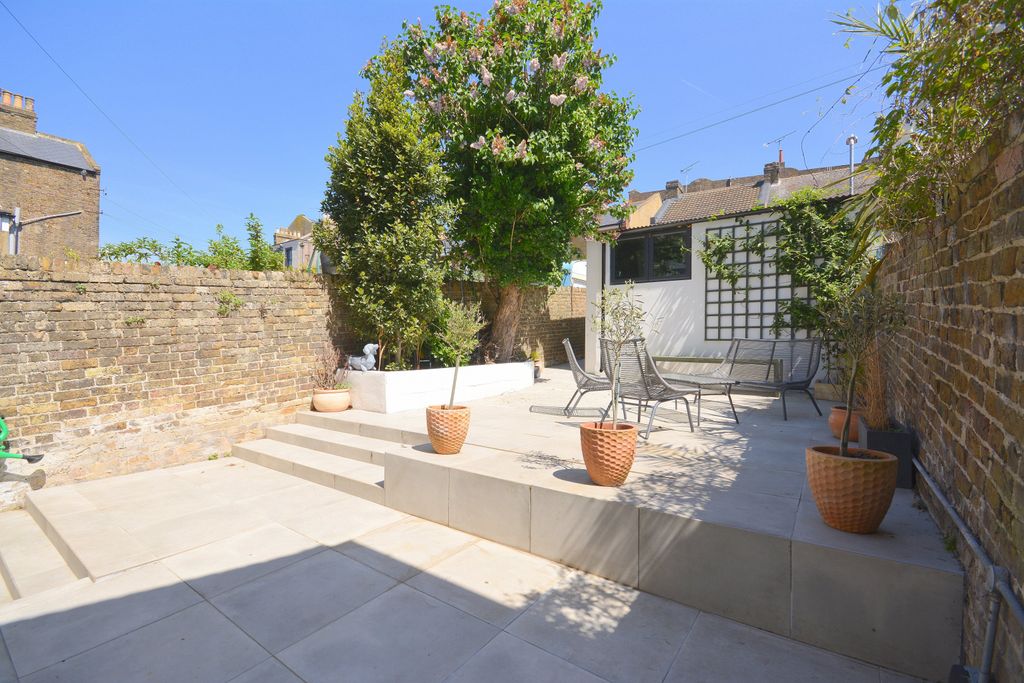 Property photo 2 of 25