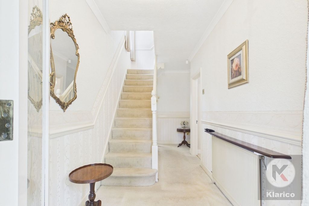 Property photo 2 of 16 Hallway